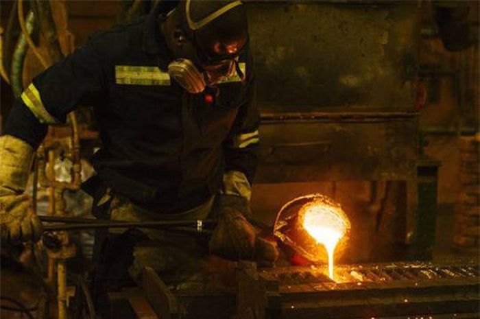 Công đoạn tinh chế thành vàng tinh khiết 99%. Ảnh: CNBC