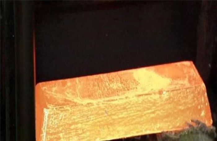 Các thỏi vàng được lấy ra khỏi khuôn khi khô và rắn lại. Ảnh: CNBC
