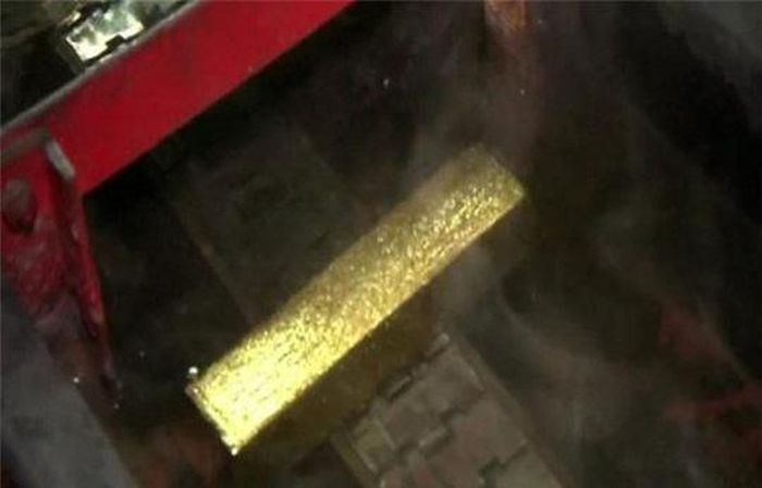 Tiếp đó, người ta ngâm vàng vào nước lạnh để làm nguội nhanh. Ảnh: CNBC