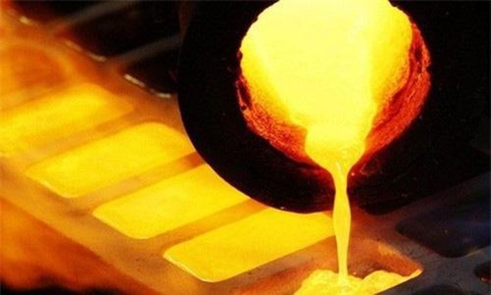 Vàng sau khi nấu chảy được đổ vào khuôn. Ảnh: CNBC