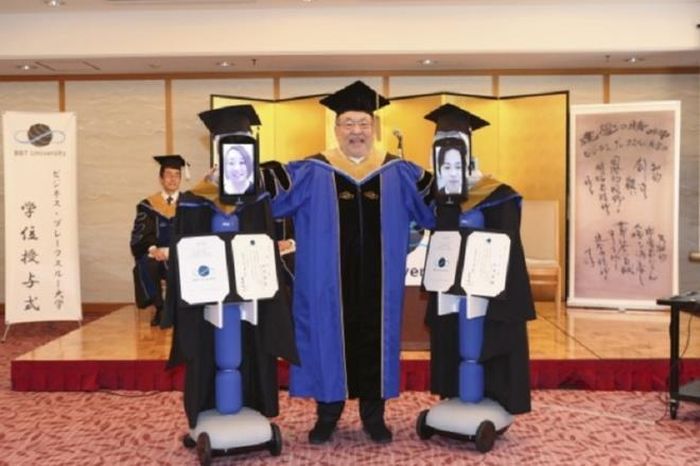 Ông Kenichi Omae, hiệu trưởng của trường đại học trên cho rằng mạng lưới kiến thức sẽ mở rộng sức mạnh của loài ngoài tới vô hạn, tinh thần học hỏi và sự chăm chỉ đóng vai trò quan trọng trong cuộc sống mới của các bạn sinh viên.