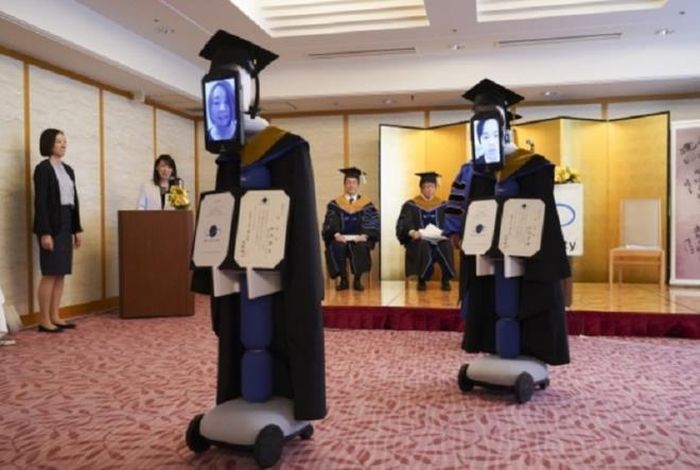 Khi người điều hành gọi tên, hình ảnh khuôn mặt của sinh viên đang điều khiển robot từ xa sẽ hiện lên máy tính bảng. Sau đó, bằng tốt nghiệp sẽ được trao tận tay bởi thầy hiệu trưởng của trường.