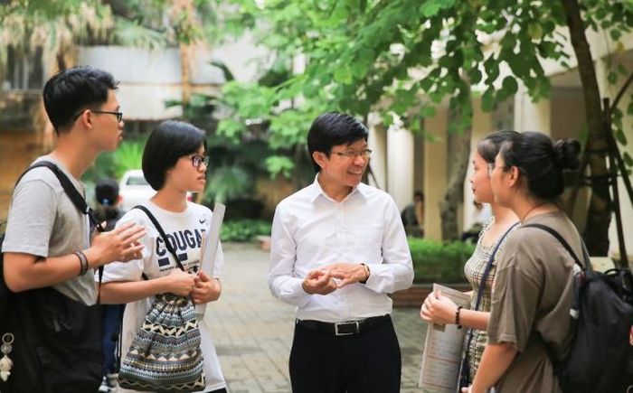 GS.TS Hoàng Anh Tuấn lắng nghe, chia sẻ kịp thời tháo gỡ khó khăn và động viên sinh viên của mình.