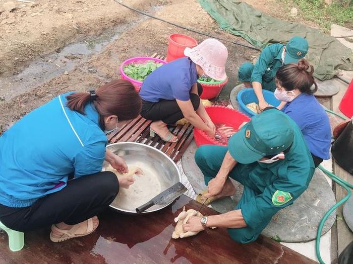  Không chỉ quyên góp, ủng hộ tiền bạc, vật chất, người dân tại nhiều địa phương còn tham gia đội tình nguyện, trực tiếp hỗ trợ công tác hậu cần tại các khu cách ly phòng dịch. 