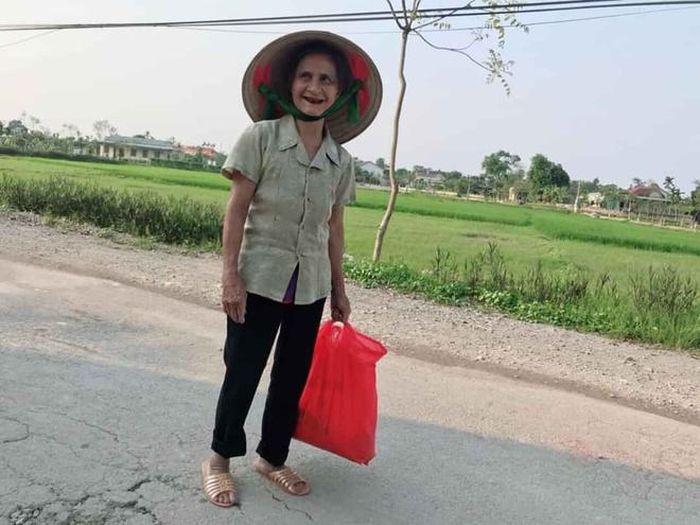  Tại Hà Tĩnh, hình ảnh những cụ ông, cụ bà "tay xách nách mang" từng kg gạo, mớ rau nhà trồng… đến hỗ trợ các khu cách ly trên địa bàn khiến nhiều người xúc động. 