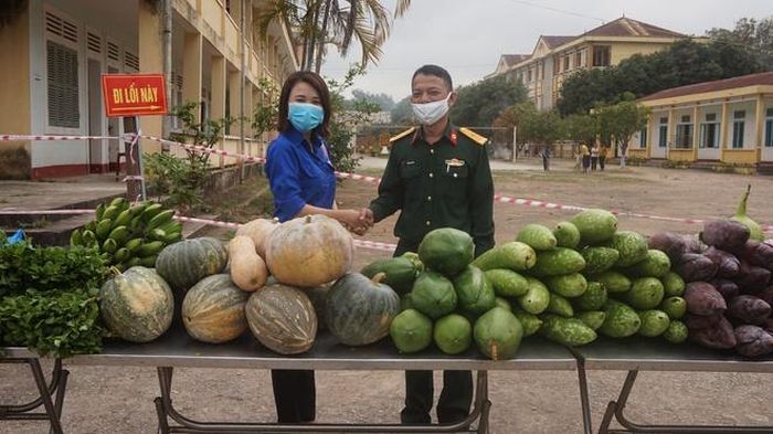  Toàn bộ số rau củ trên đều là vật phẩm cây nhà lá vườn của nhà trường và gia đình các cô giáo. Tất cả được gửi đến khu cách ly nhằm chung tay đóng góp và động viên tinh thần các cán bộ, chiến sĩ cũng như người dân yên tâm cách ly phòng dịch Covid-19. 