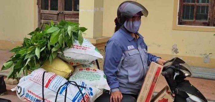  Loạt ảnh những người nông dân, cụ già tất tả chở từng mớ rau, cân gạo tới tận khu cách ly để quyên góp khiến dân mạng không khỏi xúc động và gọi đây là "hình ảnh ấm áp nhất trong mùa dịch". 