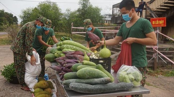  Người góp tiền, người góp công, người mang "của nhà trồng được, nuôi được" đến ủng hộ. Trong thời điểm hiện tại, tất cả đều đáng trân trọng và góp phần lan tỏa, nhân rộng câu chuyện tử tế trong mùa dịch trên khắp các miền quê. 