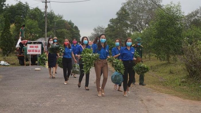  Còn ở Quảng Trị, các cô giáo tại trường mầm non Vành Khuyên (huyện Cam Lộ) đã chở khoảng 500 kg rau, bí đao, mít, bắp đến tặng cho các chiến sĩ và người dân tại khu cách ly thuộc trụ sở Bộ chỉ huy quân sự tỉnh Quảng Trị (cũ). 