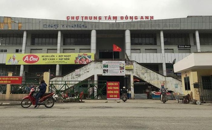 Tấm biển cấm được treo ở Chợ trung tâm huyện Đông Anh.