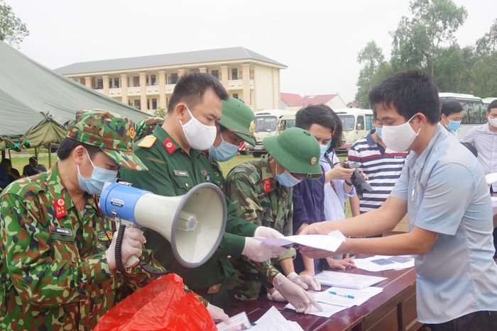 Trao giấy chứng nhận hoàn thành thời gian cách ly cho các công dân.