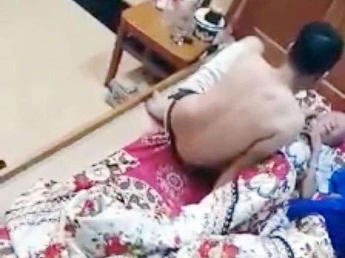  Con đánh cha mẹ già gây phẫn nộ: Tháng 11/2019, trên mạng xã hội xuất hiện một clip dài khoảng 1 phút 45 giây ghi lại cảnh một người đàn ông ở trần nhéo tai rồi tát “như trời giáng” vào mặt ông cụ đang nằm trên giường với một bà cụ. Sau khi người con đánh cha, liền quay sang chỉ vào mặt bà cụ nói những lời lẽ xúc phạm, đe dọa. 