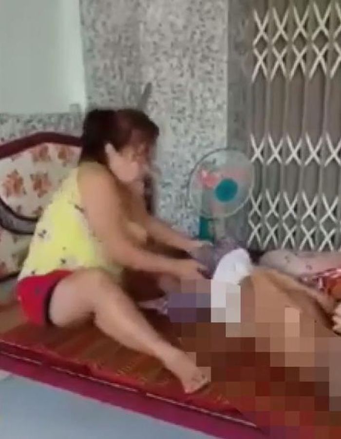 Theo kết quả xác minh ban đầu, bà Mai sống bằng nghề buôn bán (quán cà phê) nhỏ ở địa phương. Bà này là con thứ 4 trong gia đình có 6 anh em. Ngày 12/2, cụ Lan qua đời ở tuổi 87. Trước đó khoảng một tháng, trên mạng xã hội (Facebook) xuất hiện đoạn clip dài khoảng 3 phút ghi lại hình ảnh bà Mai vừa tắm vừa chửi mắng mẹ ruột của mình.