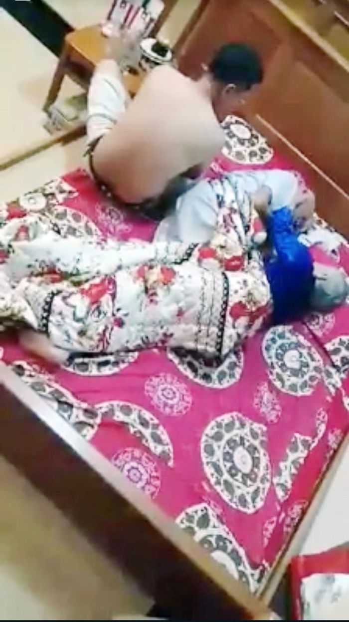 Trước khi đánh ông cụ, người đàn ông đã nhéo tai ông cụ rất lâu rồi chỉ tay vào mặt mắng chửi sau đó thì tát. Sau khi ông cụ bị tát, bà cụ nằm kế bên đã kêu lên rồi bật khóc. Ông cụ quay sang bà cụ rồi cả hai cùng khóc. Bà cụ với cử chỉ yếu ớt lấy khăn lau nước mắt cho ông cụ rồi kéo tấm mền đắp lên người cho ông. Thấy vậy, người đàn ông tiếp tục quay sang chỉ vào mặt bà cụ mắng chửi, đe dọa.