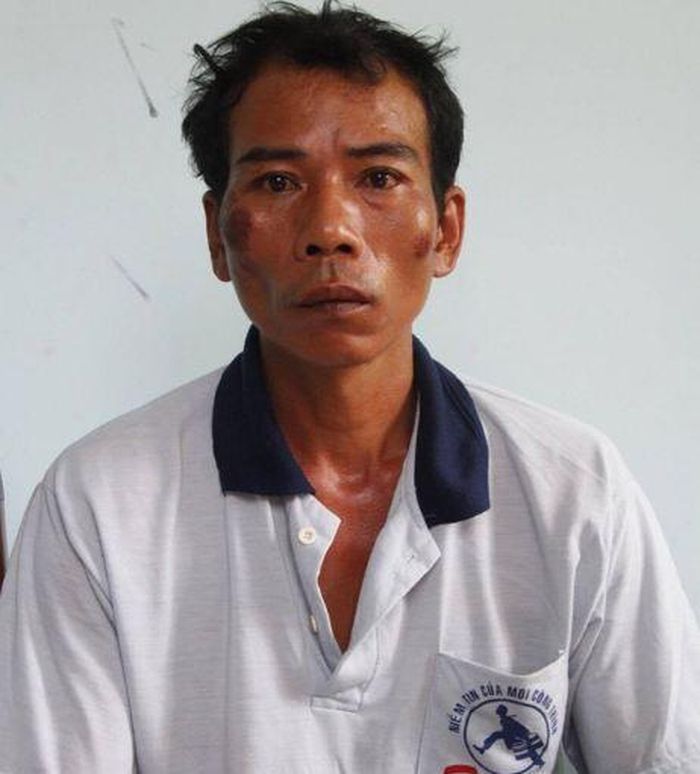 Ngày 28/4/2017, Công an thị xã Tân Uyên cho biết, Thông tin ban đầu từ cơ quan chức năng, trước đó khoảng 15h chiều ngày 27/4, do mâu thuẫn với chị ruột là bà Nguyễn Thị Định khi kéo dây điện đi qua nhà mình, Minh và chị đã xảy ra cãi vã. Ông Nguyễn Văn Bé (SN 1932, cha ruột của Minh) vào can ngăn 2 con nhưng bị Minh chửi bới rồi đánh đập. Mặc dù sau đó bà Đào Thị Cương (mẹ ruột của Minh, SN 1938) vào can ngăn nhưng người con này vẫn tiếp tục xô xát khiến ông Bé bị chấn thương vùng đầu phải khâu nhiều mũi.