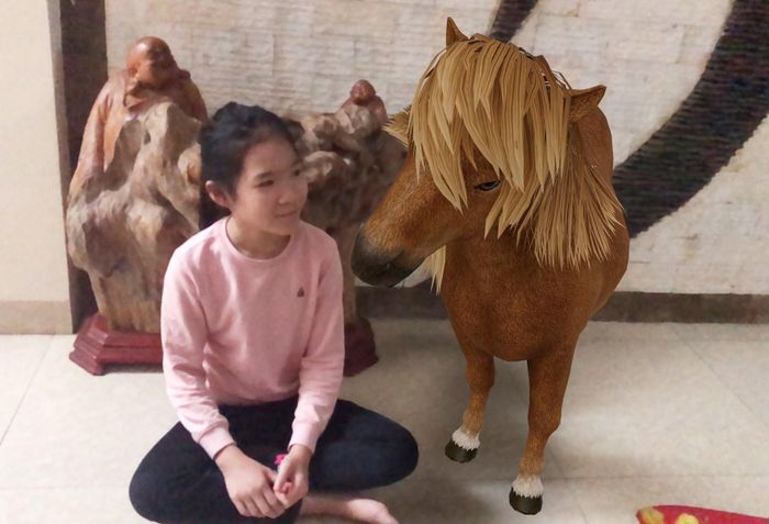 Tạo dáng với ngựa lùn. Ảnh: Thái An.