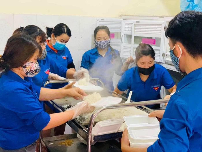 Các bạn đoàn viên thanh niên khẩn trương chia cơm