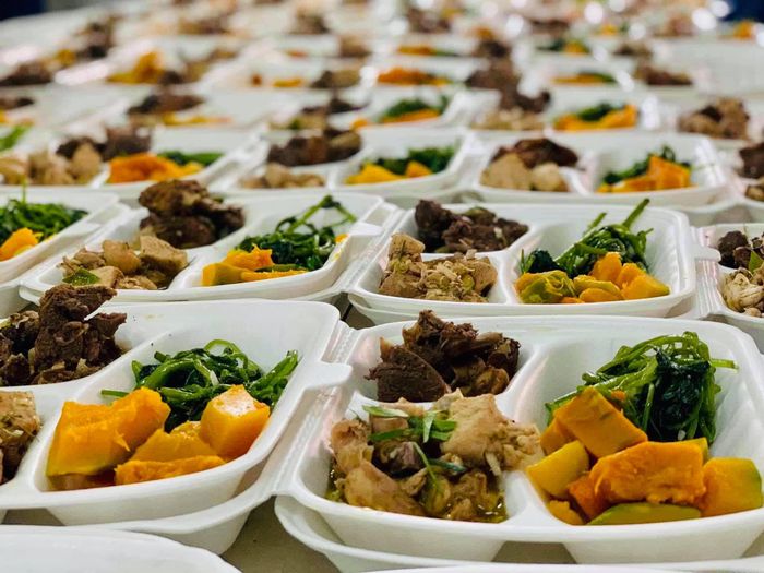 Những suất cơm nóng hổi, sạch sẽ, đảm bảo vệ sinh được đóng gói cẩn thận để chuyển tới khu cách ly