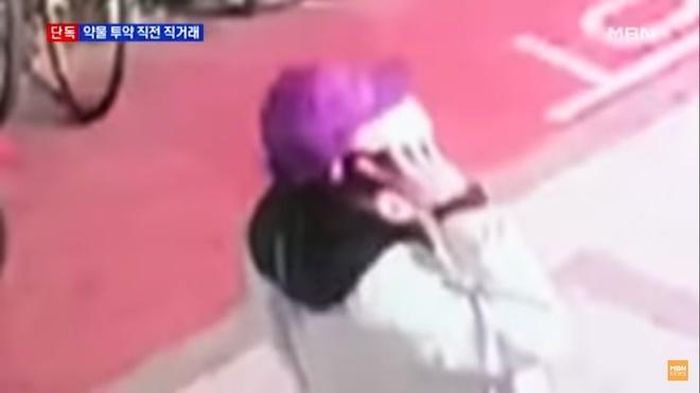 Nam ca sĩ gọi điện cho ai đó.