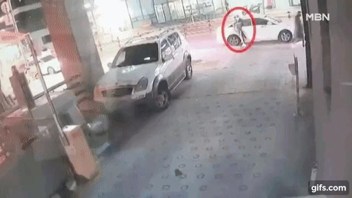 Wheesung bước xuống từ taxi.