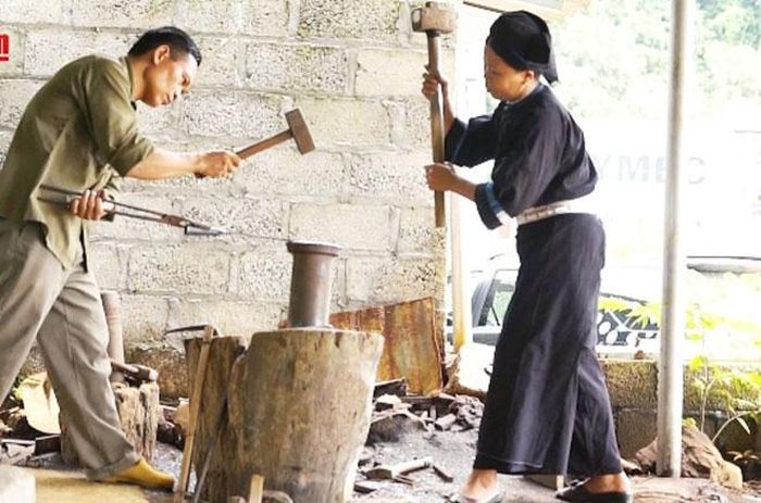 Nghệ nhân Long Văn Minh cùng vợ rèn dao. 
