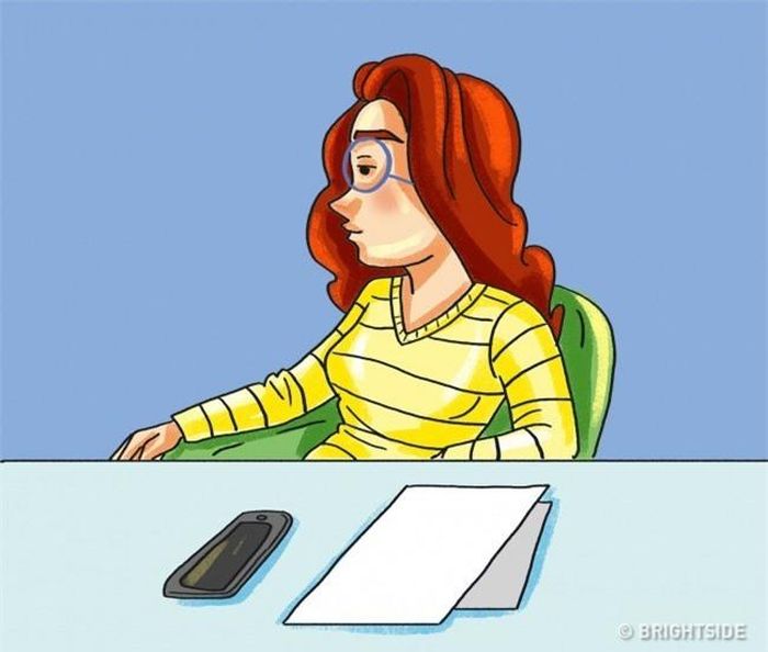 Dựa người về phía sau: Một người dựa lưng vào ghế là dấu hiệu cho thấy họ đã mệt mỏi với cuộc tranh luận hoặc có thể họ không thoải mái với sự xuất hiện của ai đó.