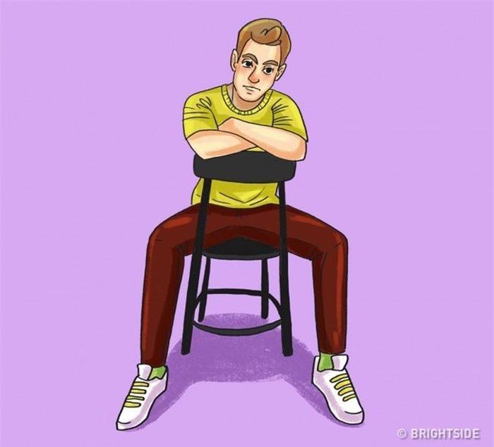 Ôm lưng ghế: Tư thế này phổ biến ở những người thích kiểm soát người khác. Nếu bạn không muốn cảm giác bị yếu thế, hãy đứng lên khi ai đó ngồi theo cách này.