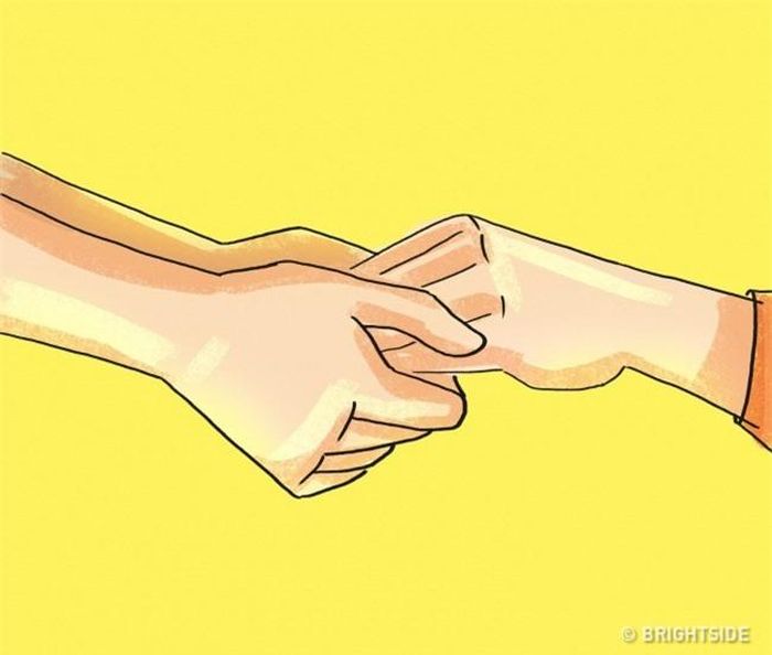 Nắm tay ai đó từ phía dưới: Hành động này có ý nghĩa cho thấy bạn đang sẵn sàng giúp đỡ người ấy.