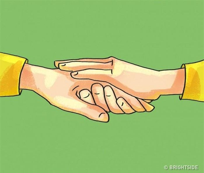 Đặt tay đối phương lên lòng bàn tay: Đây là dấu hiệu sự thấu hiểu và đồng cảm. Những hành động này chỉ đúng nếu người đó làm điều này ngay lập tức. Tuy nhiên nếu bạn bắt tay một lúc rồi người đó mới đặt tay của họ lên trên thì đó lại là dấu hiệu của sự kiểm soát quyền lực.