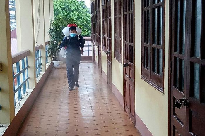 Hiện tại 18 xã, phường trên địa bàn Thị xã đều được cấp phát máy phun thuốc khử khuẩn để phun thuốc tiêu độc, khử trùng phòng chống dịch tại các nơi công cộng ít nhất 2 lần/tuần. Trong ảnh: Phun thuốc khử trùng, tiêu độc phòng chống dịch tại UBND xã Tân Phú (T.X Phổ Yên)
