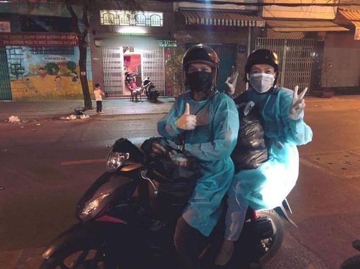  Lê Bê La và nhiều nghệ sĩ khác cũng quyên góp tiền, trao quà cho người bán vé số ở TP.HCM. 