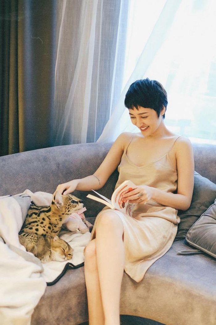 Cô cập nhật tình hình cách ly tại nhà từng ngày. Mỗi loạt hình đều mang lại cảm giác thư thái, lạc quan và lành mạnh.