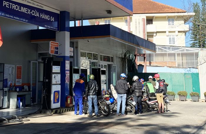 Cây xăng trên đường Trần Phú.