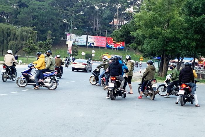Tụ tập gần công viên Yersin..