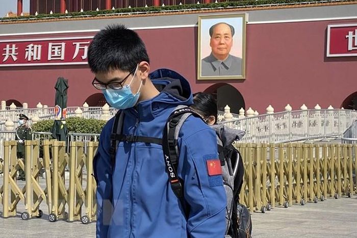  Mặc niệm trong lễ quốc tang tưởng nhớ các liệt sỹ và bệnh nhân tử vong vì đại dịch COVID-19 ở thủ đô Bắc Kinh, Trung Quốc ngày 4/4/2020. (Nguồn: AFP/TTXVN)