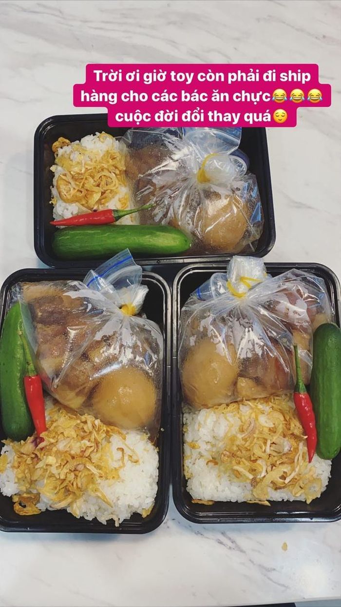 Từ khi cưới Hoàng Touliver, Tóc Tiên chăm chỉ vào bếp, từ món Việt cho đến món phương Tây cô đều biết làm. Mỗi ngày, giọng ca Có ai thương em như anh đều thử món mới. Thậm chí mới đây, trên Instagram, Tóc Tiên khoe làm xôi thịt kho chả và đi gửi tặng từng người bạn giữa mùa dịch. "Tết dài ít nhất 3 tháng không thể quên trong đời, tôi cũng như bao người khác đều trở thành đầu bếp làm chủ bao tử và cuộc đời mình", Tóc Tiên viết.