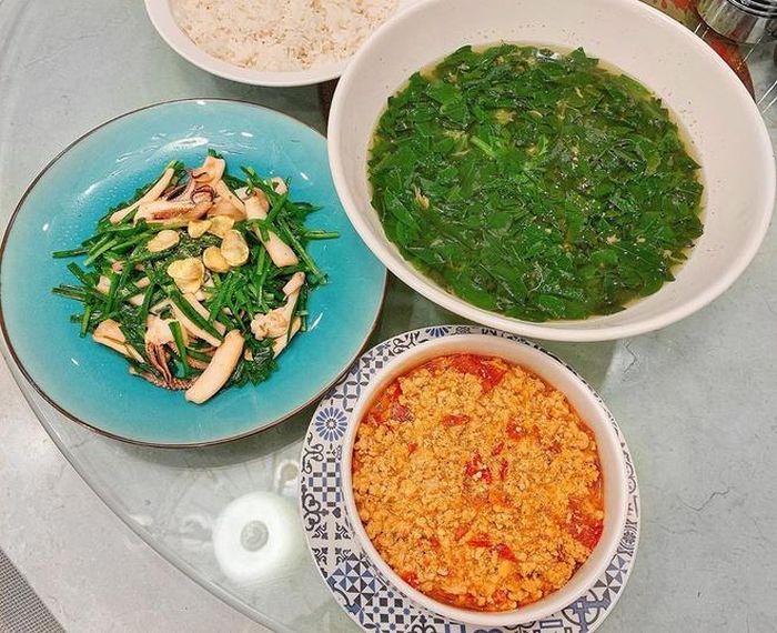 Khả năng nội trợ của Lan Khuê cũng ngày một "lên tay" khi người mẫu liên tục khoe các món do mình nấu. Bà mẹ một con bày biện đẹp mắt thành phẩm, đa số là các bữa ăn gia đình.