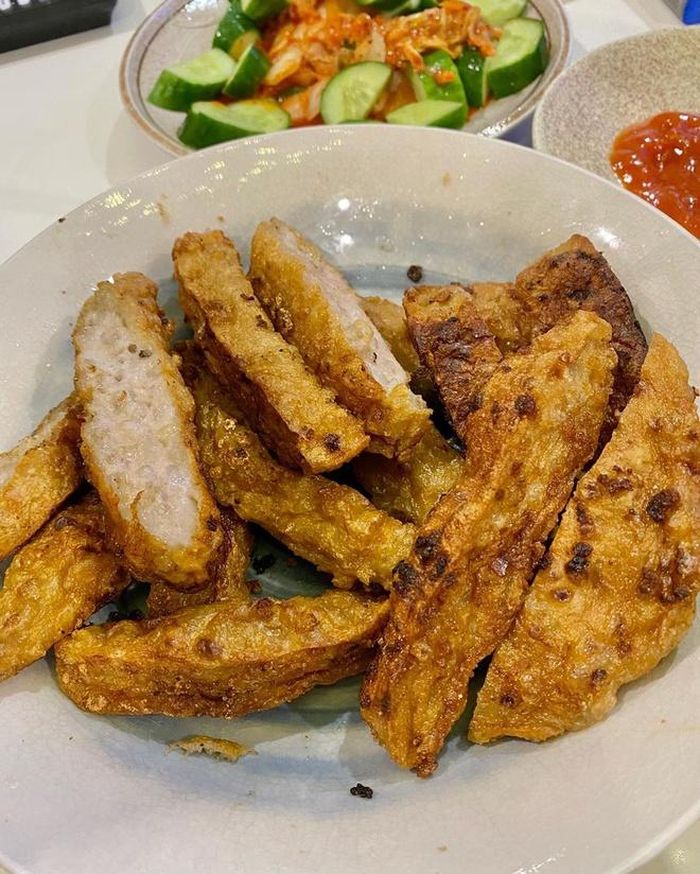 Minh Triệu sống tự lập sớm nên có nhiều kinh nghiệm bếp núc. Nữ người mẫu tâm sự vì thường nấu ăn tại nhà nên cân nặng cũng tăng đáng kể. "Ở nhà mình toàn chế biến bằng dầu olive nên ăn cũng đỡ cảm giác tội lỗi với bản thân", cô chia sẻ. Bạn thân Kỳ Duyên thường làm bánh đa tôm thịt, lẩu cua đồng.