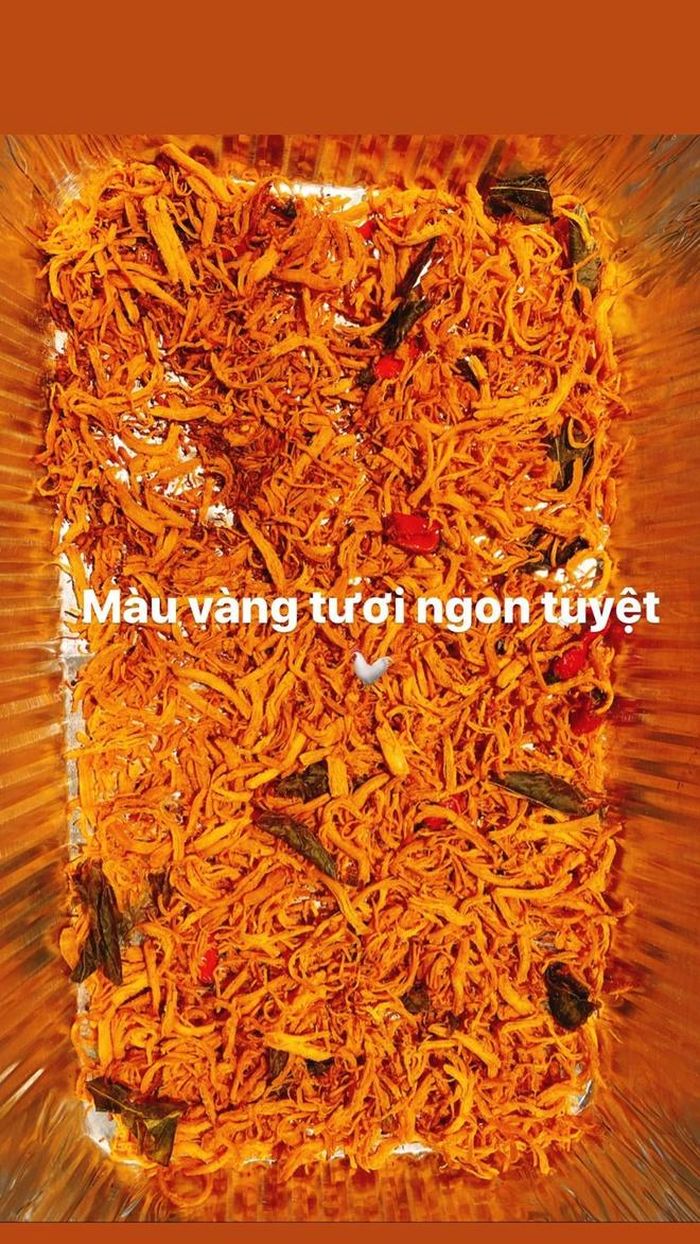 Từ Mỹ, Hoa hậu Phạm Hương khoe công đoạn làm khô gà có màu vàng tươi. Kể từ khi định cư nơi đất khách, người đẹp Việt cải thiện nhiều về khả năng nữ công gia chánh. Cô kể biết nấu nhiều món, trồng cây và thu hoạch trái chín trong vườn nhà.
