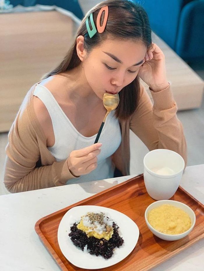 Trước đó, Thanh Hằng thử làm trứng lòng đào ngâm tương, xôi nếp than và chè đậu xanh hạt sen. Chân dài 1,12 m nói rằng trình độ nấu ăn của cô đã được công nhận là "đủ khả năng nấu đầy tháng cho con". Trả lời Zing, Thanh Hằng nói món cô tâm đắc là chè trôi nước. Diễn viên Tháng năm rực rỡ còn khoe ảnh tập làm bánh su, yogurt.