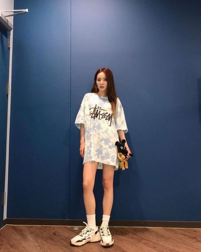 Nhiều thần tượng xứ kim chi như Rosé (BlackPink) hay Dara cũng lăng xê xu hướng tie-dye và mốt giấu quần. Ảnh: @roses_are_rosie, @daraxxi.