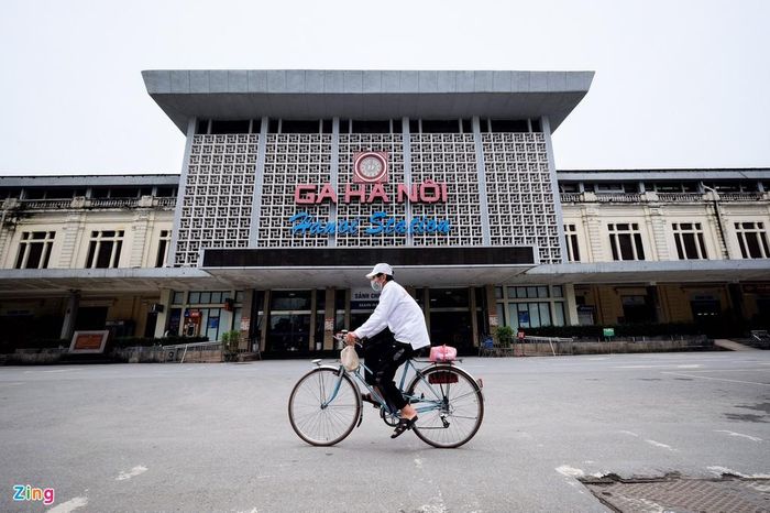  Ga Hà Nội trên đường Lê Duẩn đoạn giao với Trần Hưng Đạo. Ảnh: Phạm Thắng. 