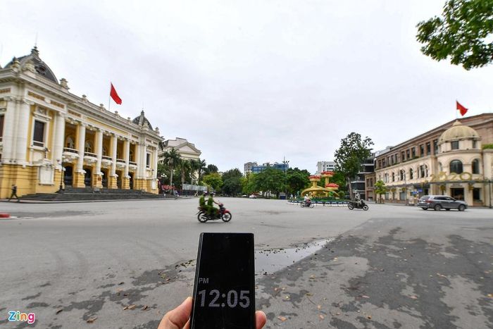  Quảng trường Cách mạng Tháng 8 nơi có Nhà hát Lớn Hà Nội và tòa nhà Sở giao dịch chứng khoán Hà Nội. Ảnh: Hoàng Hà. 