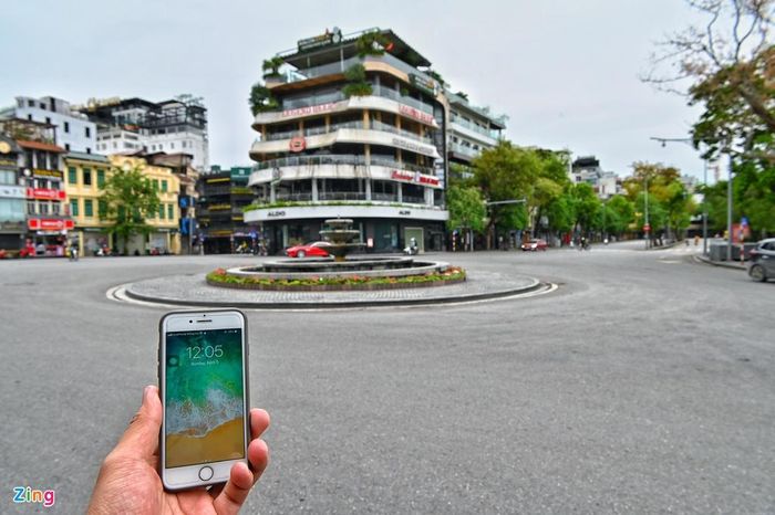 Quảng trường Đông Kinh Nghĩa Thục, đoạn đài phun nước nơi giao nhau giữa các phố Cầu Gỗ, Hàng Đào, Hàng Bông, Lê Thái Tổ, Đinh Tiên Hoàng. Ảnh: Việt Linh. 