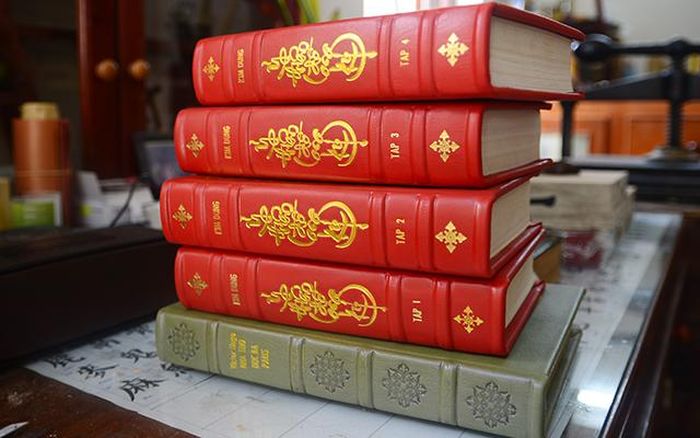 Bộ sách Ỷ thiên đồ long ký được đóng bìa da.