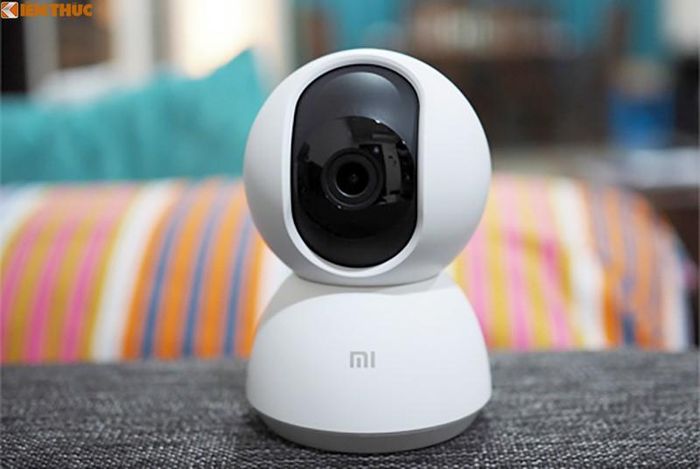 Về phần ống kính, Camera PTZ có ống kính 6P (6 lớp nhựa xếp chồng lên nhau) và có thể quay được với góc nhìn lên tới 360 độ (với khả năng di chuyển camera).