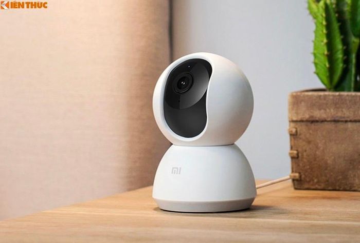 Mi Smart Camera PTZ là mẫu camera nhỏ gọn, thiết kế đơn giản và khá bắt mắt với thiết kế hai khối camera hình cầu và đế được vát tròn.