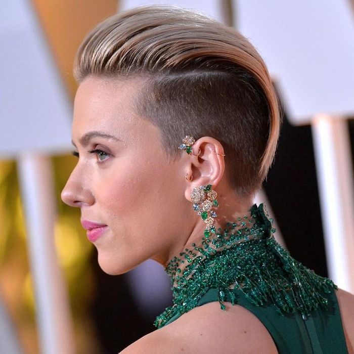 Mái tóc pixie cá tính của Scarlett Johansson.