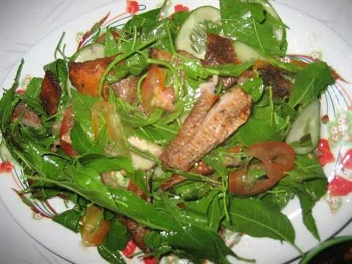 Ở miền Trung cũng có một loại cây cùng tên sầu đâu nhưng có hoa màu tím và lá có độc không ăn được. Ảnh: dantocmiennui.