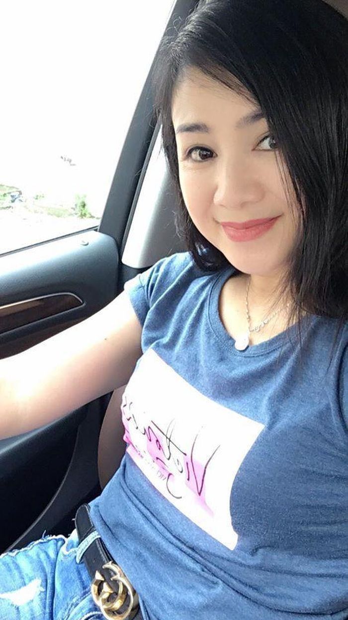 "Tôi sống bình lặng. Ngoài diễn sân khấu, hàng ngày tôi dành thời gian còn lại chăm sóc gia đình, đưa con đi học rồi đón con về. Tôi đã quen nếp sống sáng ra mở mắt thấy con, đi ngủ thấy con", Thu Hà chia sẻ.